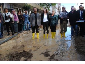 CHP'liler, ASAT'ı esnafa sarı çizme dağıtarak kınadı
