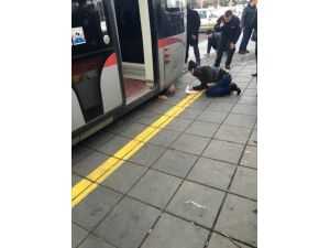Tramvayın Altında Kalan Bir Kişi Yaralandı