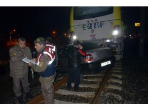 Trenin Çarptığı Otomobilin Sürücüsü Hayatını Kaybetti