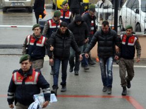 TIR'da havasız kalan 106 Suriyeli'yi kaçağı jandarma kurtardı