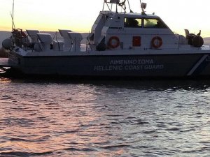 Kuma saplanan Yunan Sahil Güvenlik botunu Türk balıkçılar kurtardı