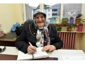 Çocuklarına Mektup Yazabilmek İçin 61 Yaşında Okuma Yazma Öğrendi