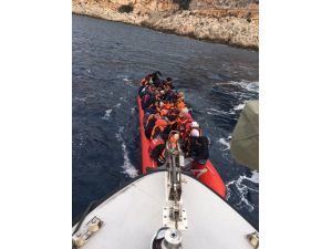 Lastik botla 15’i çocuk 77 Suriyeli göçmen Meis’e geçerken yakalandı