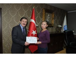 Kazak öğrenciler sertifikalarını aldı