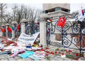 Saldırıyı Kınayarak, Sultanahmet Meydanı’na Karanfil Bıraktılar