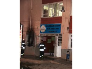 Teröristler Diyarbakır’da Okul Yaktı