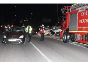 Kırmızı Işıkta Duran Otomobile Çarpıp Takla Attı: 2 Yaralı