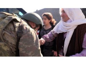 Çatışma Bölgesinde Kalan Aile, Mehmetçiğin Operasyonuyla Kurtarıldı