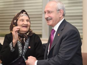 Kılıçdaroğlu, kurultay için İzmir'den gelen Raziye nine ile görüştü