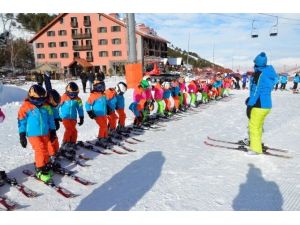 Palandöken Belediyesi, Çocuklara Zirvede Kayak Öğretiyor