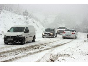 Kar Yağışı Uludağ Yolunu Kapattı, Karayolları 24 Saat Çalışıyor