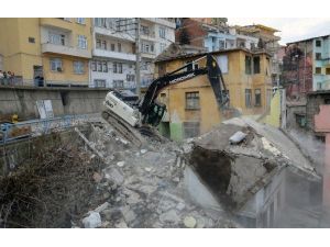 Trabzon’da Çömlekçi Kentsel Dönüşüm Projesi Kapsamında Esentepe’de 42 Binanın Yıkımına Başlandı