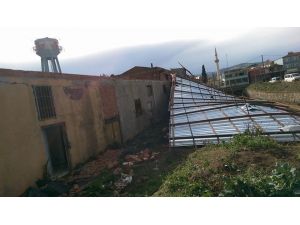 Şiddetli lodos belediye dükkanlarının çatısını uçurdu
