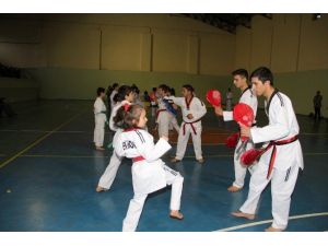 Kursiyer Minik Taekwondocuların Gösterileri Nefes Kesti