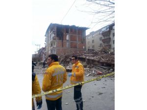 Depremde zarar gören 20 dairelik bina çöktü