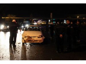 Kırmızı Işıkta Durmayan Otomobil Polis Aracına Çarptı: 1 Yaralı