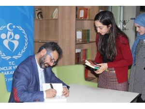 Ünlü Yazar Sinan Yağmur Erzincan’da Gençlerle Buluştu