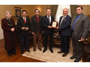 Erzurum Kent Konseyi’nden Vali Dr. Altıparmak’a Plaket