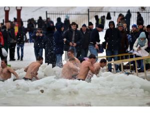 Ukrayna'da Ortodokslar buzlu suda vaftiz oldu