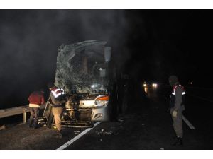 Yolcu Otobüsü Tır’a Arkadan Çarptı: 14 Yaralı