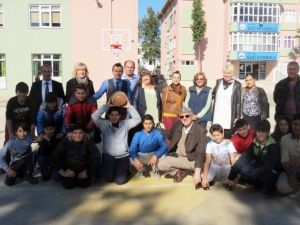 Didim’de Yabancı Gönüllüler Bu Kez Okullara Yardıma Başladı