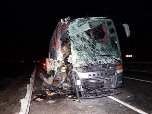 Eskişehir'de yolcu otobüsü tıra çarptı: 14 yaralı