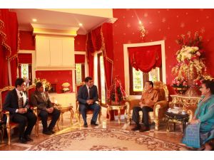 Laos Cumhurbaşkanı, Türk okulu heyetini kendi evinde ağırladı