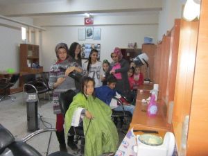Kız Öğrencilerin Saç Kesimi Ve Bakımı Yapılıyor