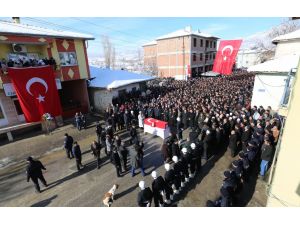Şehit polis, Türk bayrağı altından geçirilerek son yolculuğuna uğurlandı