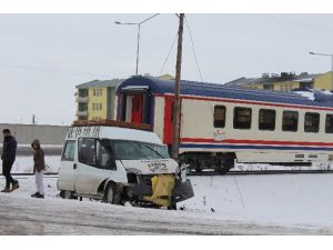 Yolcu Treni Minibüse Çarptı: 1 Yaralı