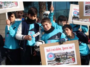 Statları yıkılan minik sporcular Fatih Belediyesi önünde eylem yaptı