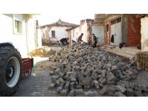Burhaniye Belediyesi Yol Yapım Çalışmaları Tüm Şehir Genelinde Devam Ediyor