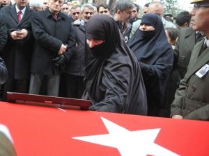 Turgutlu, Şehidini Ağıtlarla Uğurladı