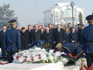 Kosova İlk Cumhurbaşkanı Rugova’yı Mezarı Başında Andı