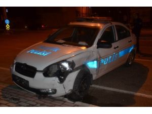 Trafik Ekibine Otomobil Çarptı, Polis Direksiyon Başında Yaralandı