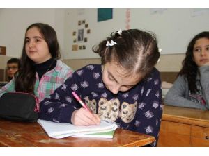 Lösemi Hastası Rana’nın Karne Heyecanı