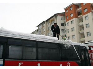 Otobüslerin Üzerine Çıkarak Biriken Karları Temizlediler