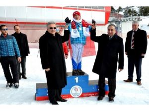 Vali Süleyman Kahraman’dan Özel Sporcular Madalya