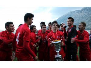 Ege Kupası'nın şampiyonu Türkiye, kupasını aldı