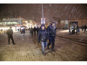 İstanbul'da kar yağışı gece etkisini artırarak devam etti