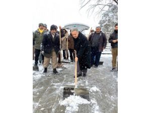 Vali Kar Küreyen Temizlik İşçilerine Yardım Etti