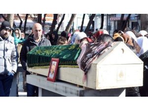 Karne Töreninde Beyin Kanaması Geçiren Açelya Son Yolculuğuna Uğurlandı