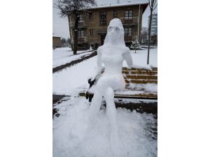 Kardan kadın, görenlerde yaz mevsimindeymiş hissi uyandırıyor