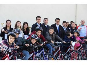 Köşklü Öğretmenler Bisikletleriyle Sağlıklı Yaşama Dikkat Çekti