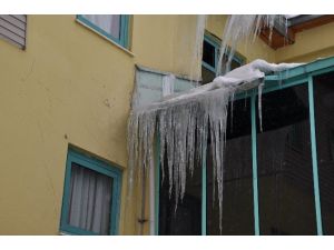 Çatılarda Oluşan Buz Sarkıtları Tehlike Saçıyor