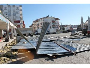 Şiddetli Fırtına Manavgat’ta Toptancı Halinin Çatısını Uçurdu