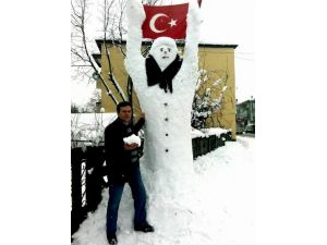 3 Metrelik Türk Bayraklı Kardan Adama Büyük İlgi