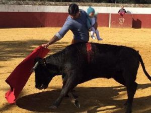 Matadorun 5 aylık çocuğuyla boğa güreşi yapması tepki topladı