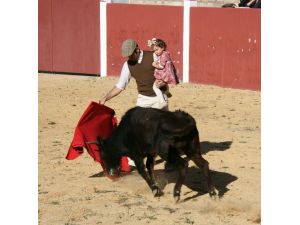 İspanyol matadorlardan çocuğuyla boğa güreşi yapan meslektaşına destek