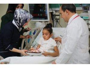 Erzurum Bölge Eğitim Ve Araştırma Hastanesinde 8 Yaşındaki Kevser Damlaya Yeniden Doğuş Pastası